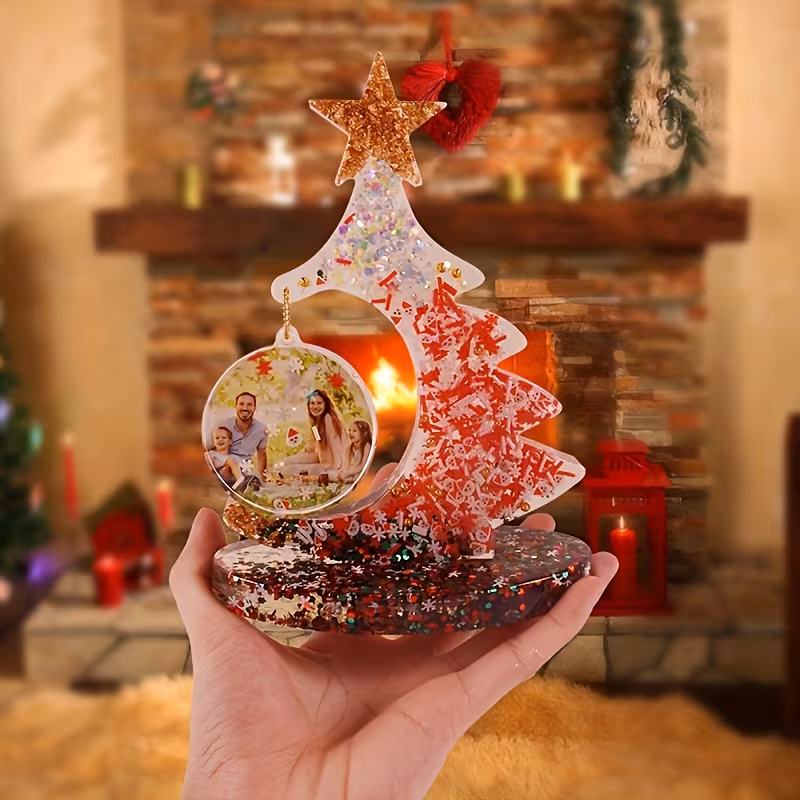 Vista 1 de Árbol de Navidad Personalizado en Resina Epoxi – Diseño con Fotos Vista 1 de Árbol de Navidad Personalizado en Resina Epoxi – Diseño con Fotos