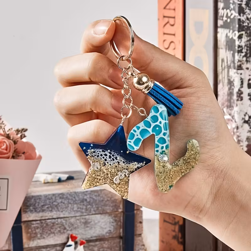 Imagen 2 de Llaveros de Letra Personalizada en Resina Epoxi – Iniciales Únicas Hechas a Mano