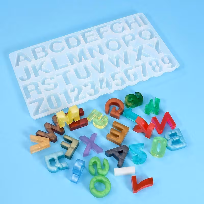 Llaveros Personalizados con Letras y Números en Resina Epoxi Imagen de Llaveros Personalizados con Letras y Números en Resina Epoxi